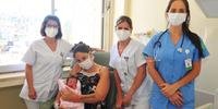 Mãe e filha cercadas pelas enfermeiras Patrícia Cohen e Valéria Lindner e técnica em enfermagem Cassiana Miranda