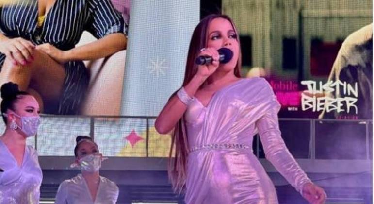 Cantora Anitta apostou em um look prateado. As bailarinas seguiram a mesma linha de figurino