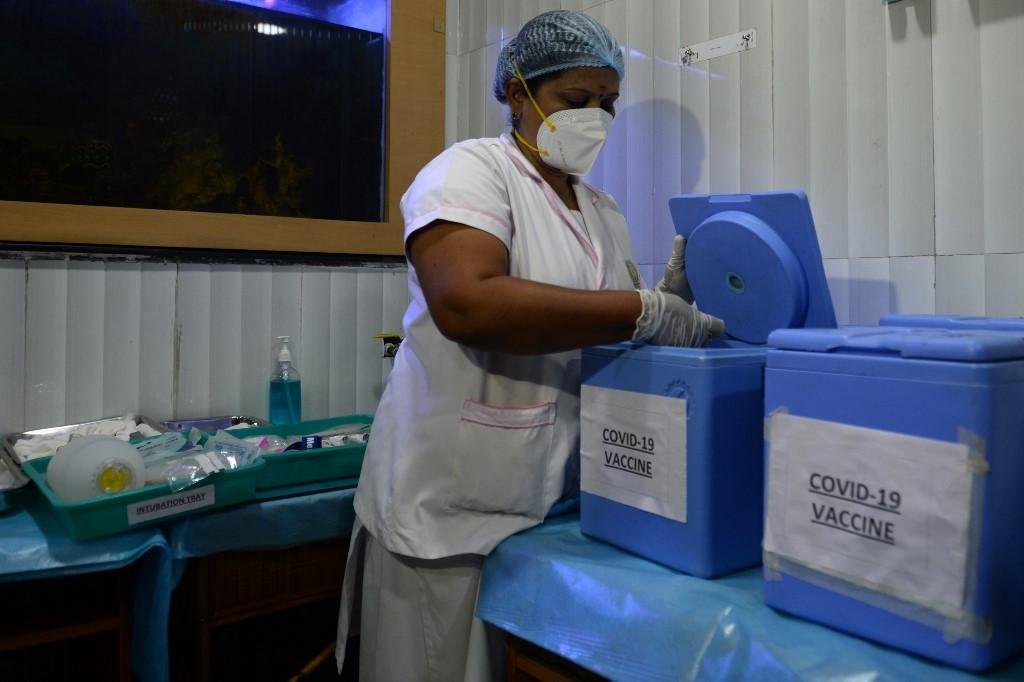 Pa&iacute;s, o terceiro mais afetado do mundo, quer imunizar 300 milh&otilde;es de pessoas at&eacute; meados de 2021