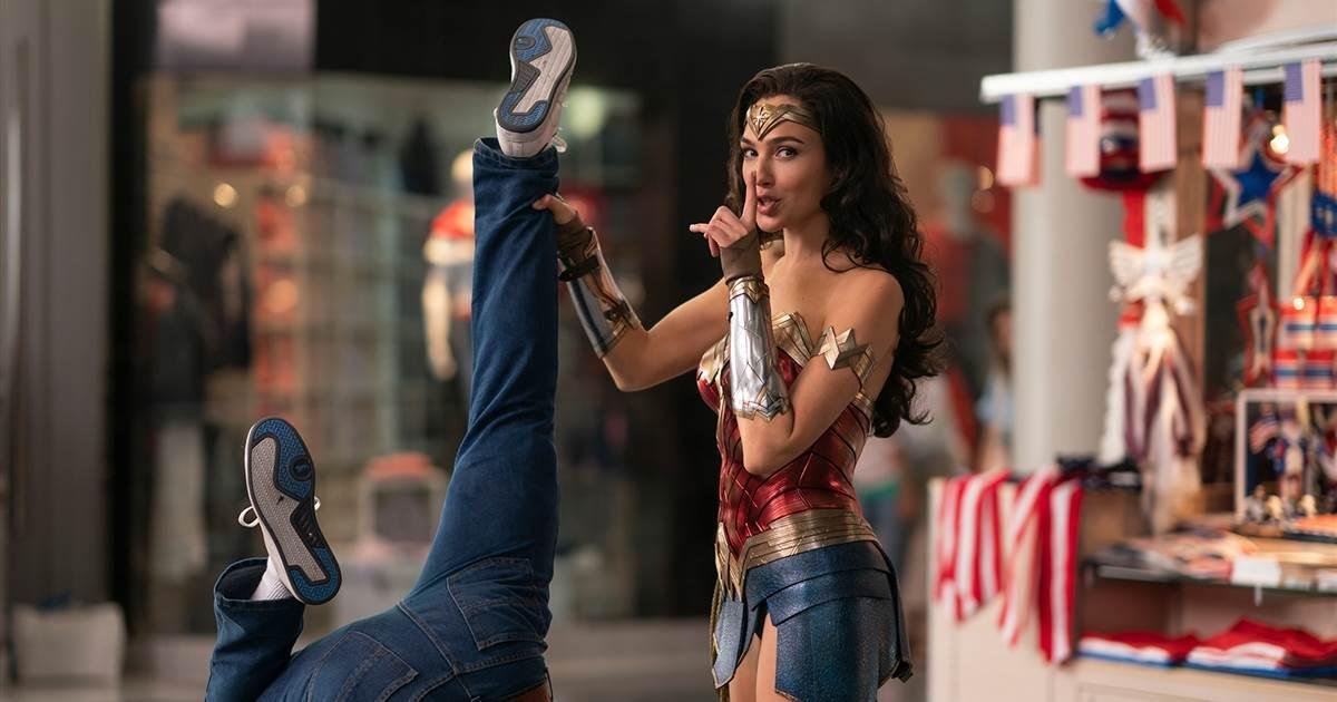 Gal Gadot est&aacute; muito &agrave; vontade no papel da super-hero&iacute;na imortal