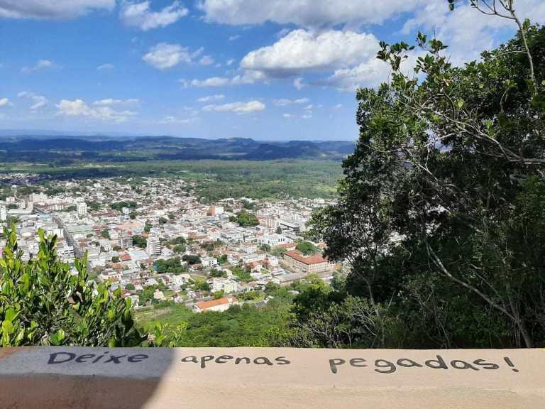 O muro de prote&ccedil;&atilde;o foi recuperado e um corrim&atilde;o foi instalado para facilitar o acesso