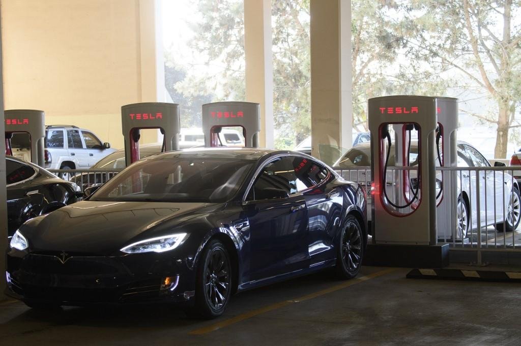 O Tesla Model 3 &eacute; um dos mais vendidos no pa&iacute;s