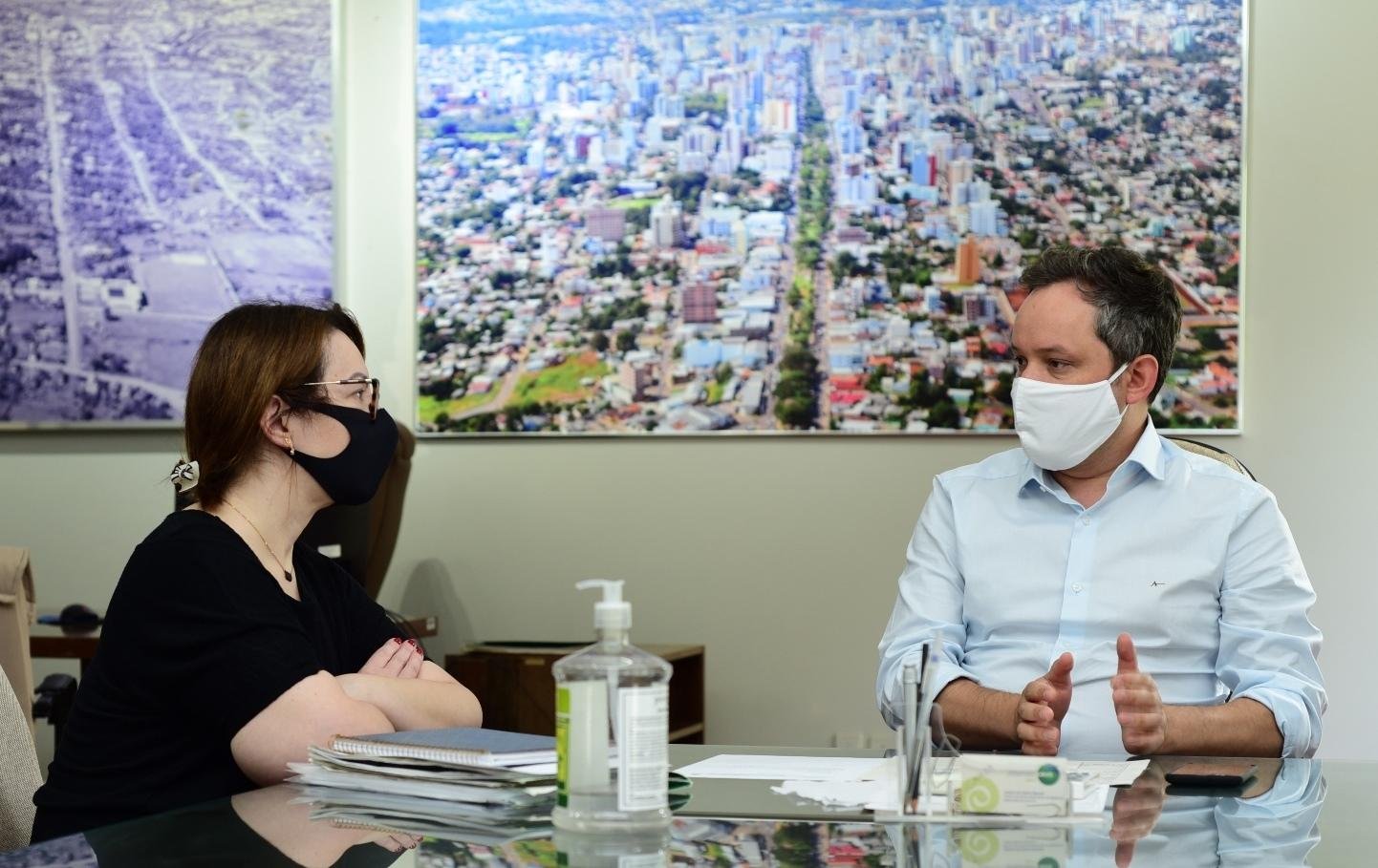 O prefeito Pedro Almeida anunciou amplia&ccedil;&atilde;o das estruturas de atendimento ao coronav&iacute;rus ao lado da secret&aacute;ria de Sa&uacute;de, Cristine Pilati