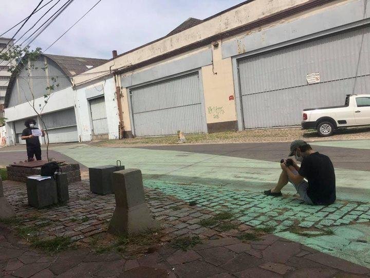 V&iacute;deo mostra uma sequ&ecirc;ncia de cartazes que caem das m&atilde;os do artista