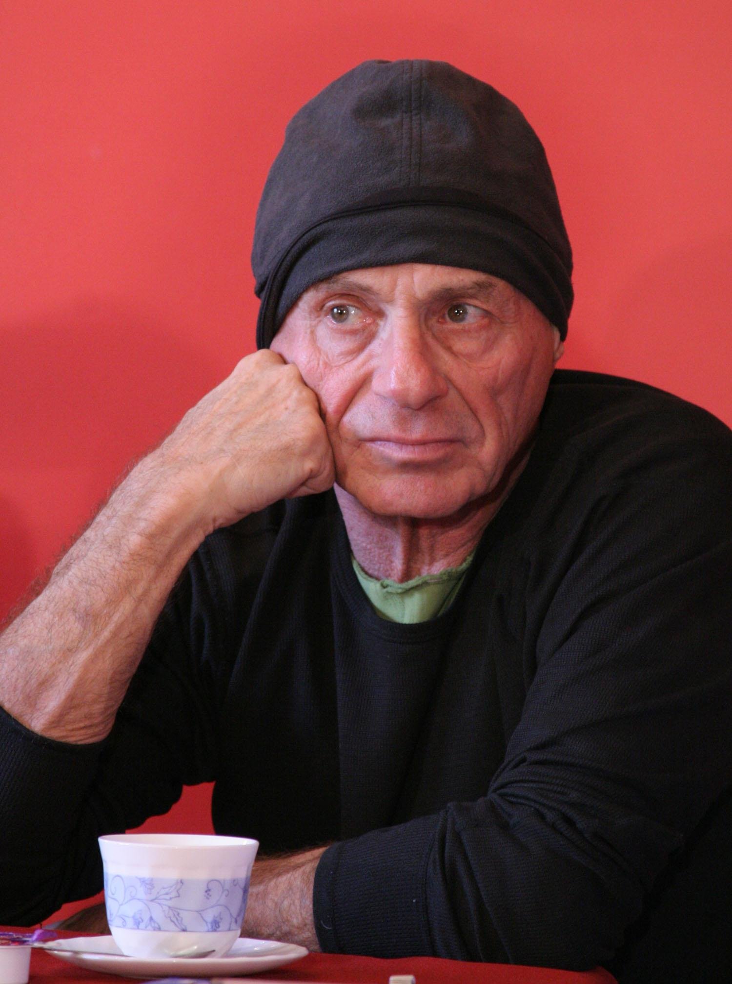 Lee Breuer, fundador do grupo experimental Mabou Mines, era considerado um monumento do teatro