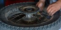 Falta de cuidado de motoristas com pneus acaba gerando lucro nas borracharias