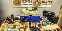 Houve a apreensão de 12 kg de cocaína, 12 kg de maconha, um quilo de crack, R$ 87,7 mil em dinheiro, 344 munições, um fuzil e uma pistola, entre outros