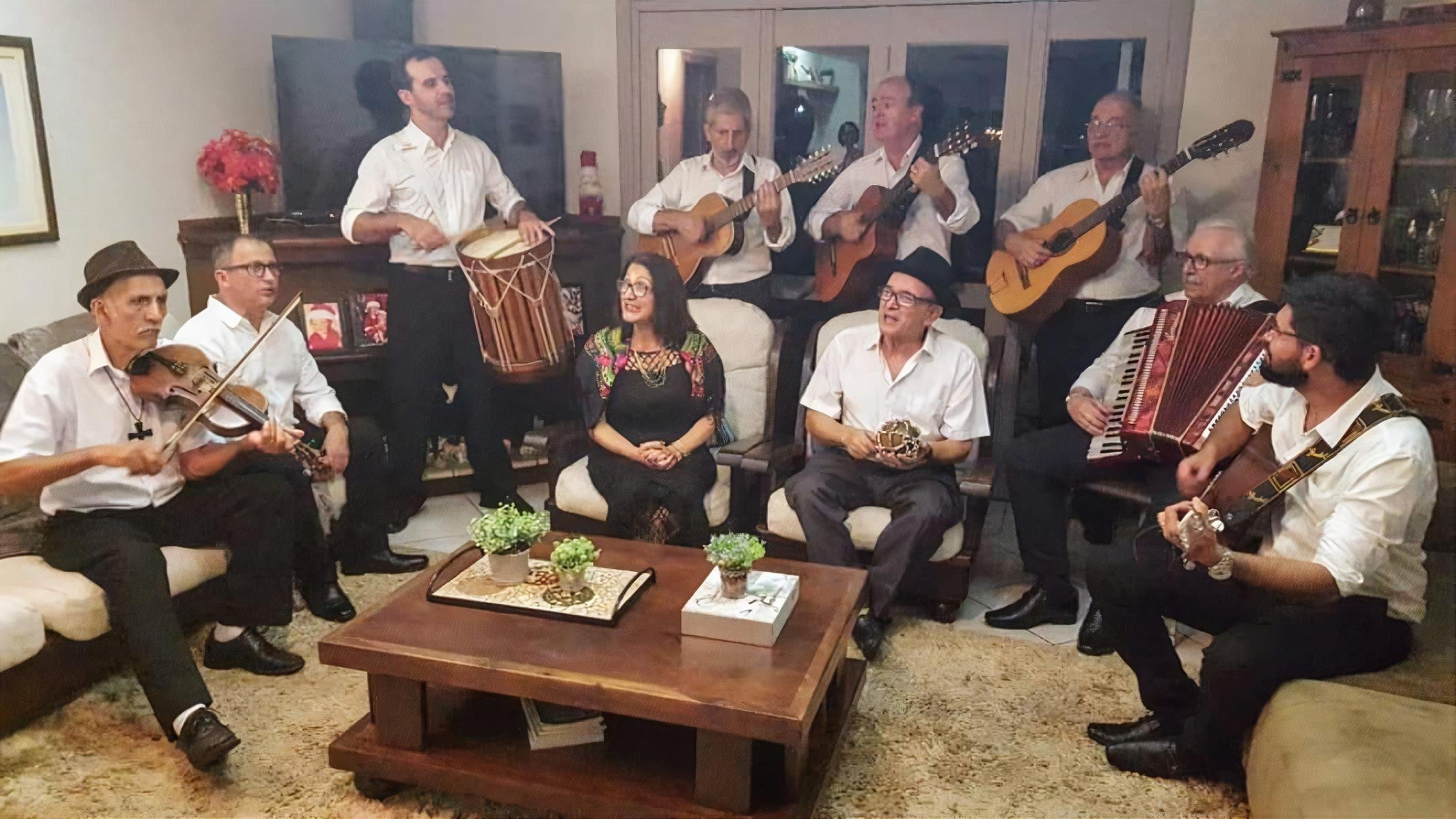 Manifesta&ccedil;&atilde;o folcl&oacute;rica regional  tradicionalmente percorria as casas de comunidades do Natal at&eacute; a v&eacute;spera do dia 6 de janeiro