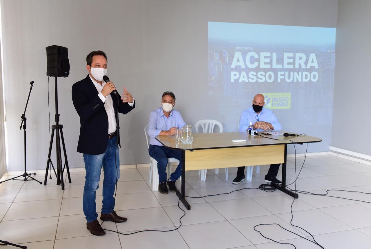Prefeito Pedro Almeida (E) detalhou o pacote de a&ccedil;&otilde;es nesta quarta-feira