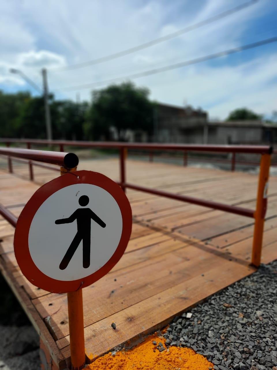 A ponte pesa 10 toneladas e mede 6,5 metros de largura por 9 metros de comprimento.