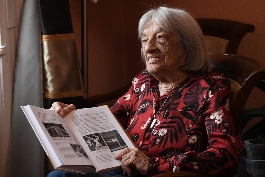 Agnes exibe com orgulho um novo livro, publicado por ocasi&atilde;o de seus 100 anos