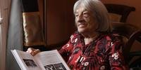 Agnes exibe com orgulho um novo livro, publicado por ocasião de seus 100 anos