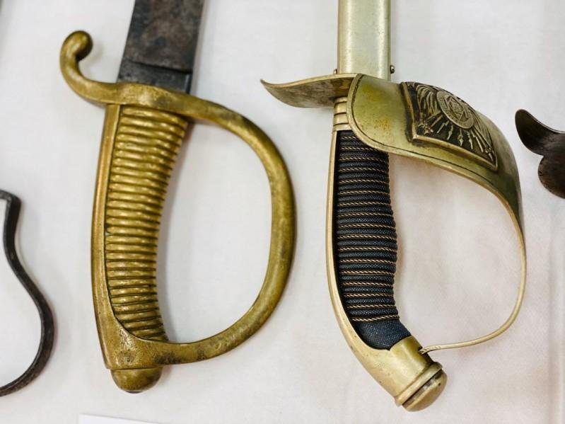 Detalhes da empunhadura de um briquet naval e de uma espada de infantaria produzida para o centen&aacute;rio da Revolu&ccedil;&atilde;o Farroupilha