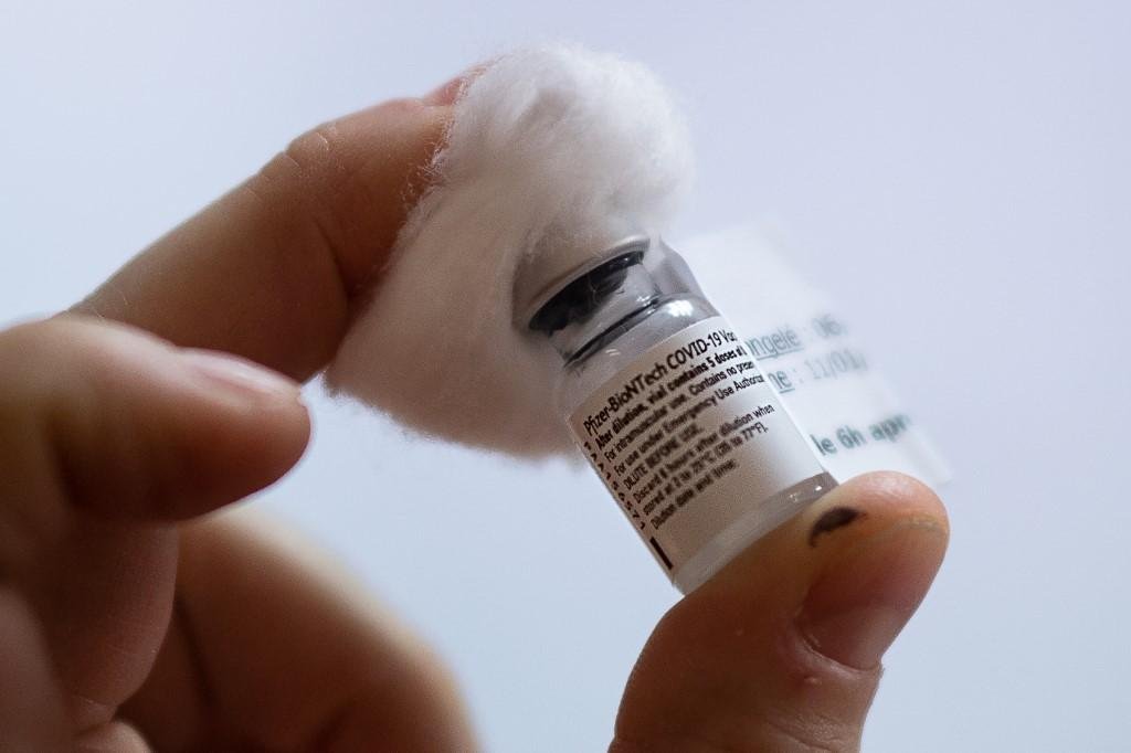 Ag&ecirc;ncia Europeia de Medicamentos recomenda uma dose a mais por frasco de vacina da Pfizer/BioBTech