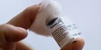 Agência Europeia de Medicamentos recomenda uma dose a mais por frasco de vacina da Pfizer/BioBTech