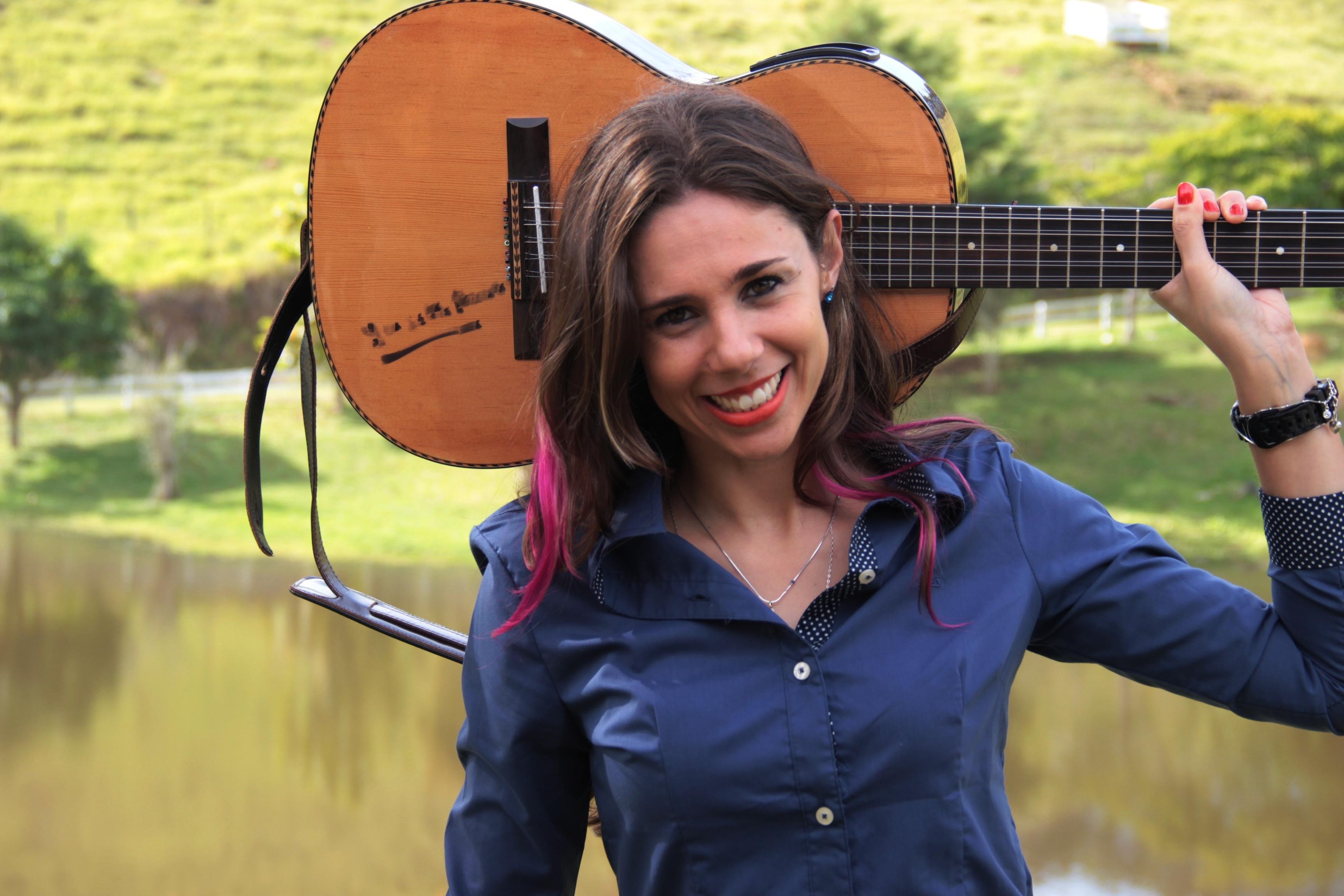 Priscila Ribeiro tem na Folia de Reis uma heran&ccedil;a familiar, que al&eacute;m de fazer parte de sua pr&aacute;tica, tamb&eacute;m &eacute; objeto de sua pesquisa