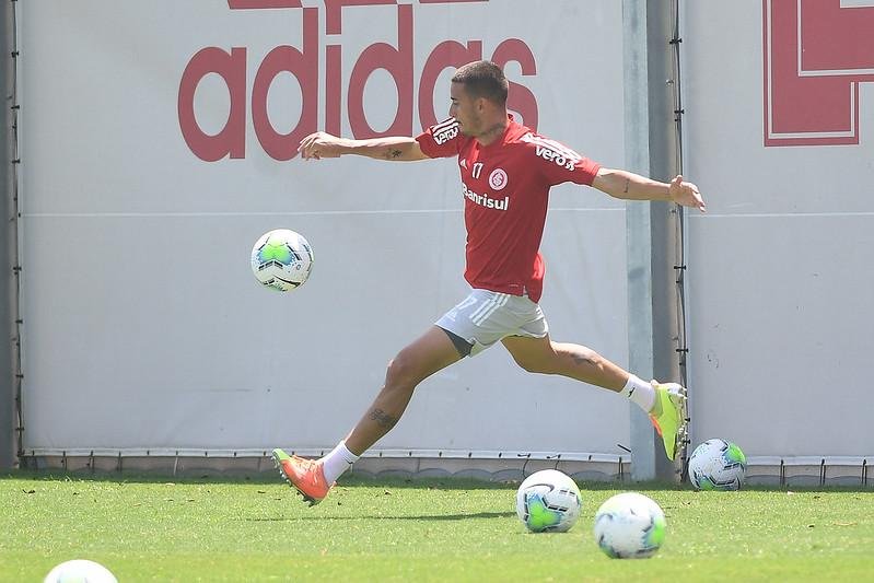 Thiago Galhardo volta ao time titular do Inter