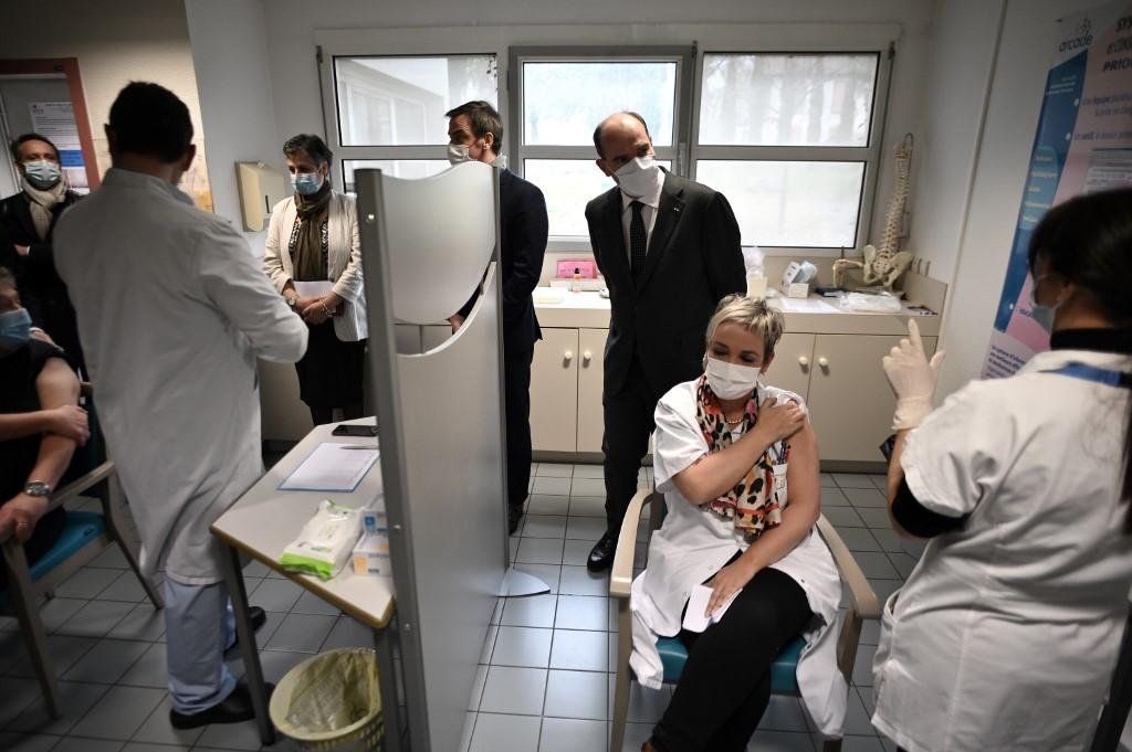 Menos de 50% dos m&eacute;dicos franceses t&ecirc;m "certeza" de que desejam ser vacinados contra a Covid-19