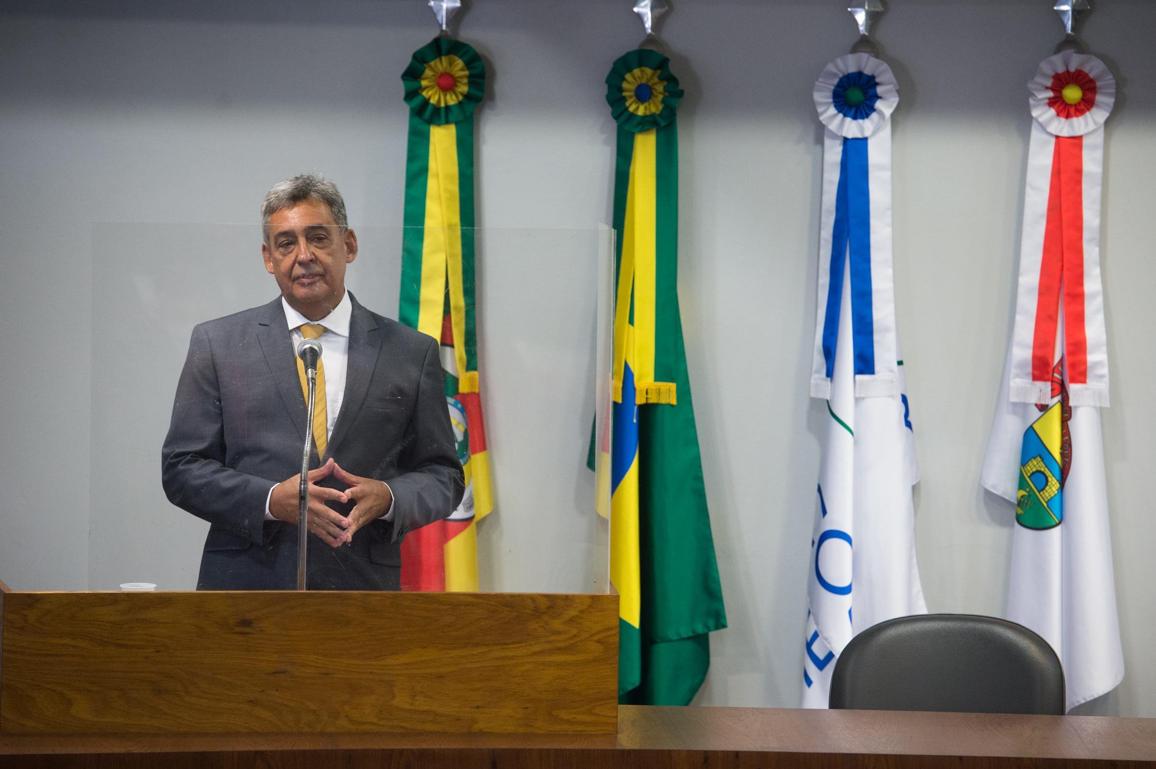 Durante a posse, Melo afirmou que procuraria os partidos da oposi&ccedil;&atilde;o para dialogar