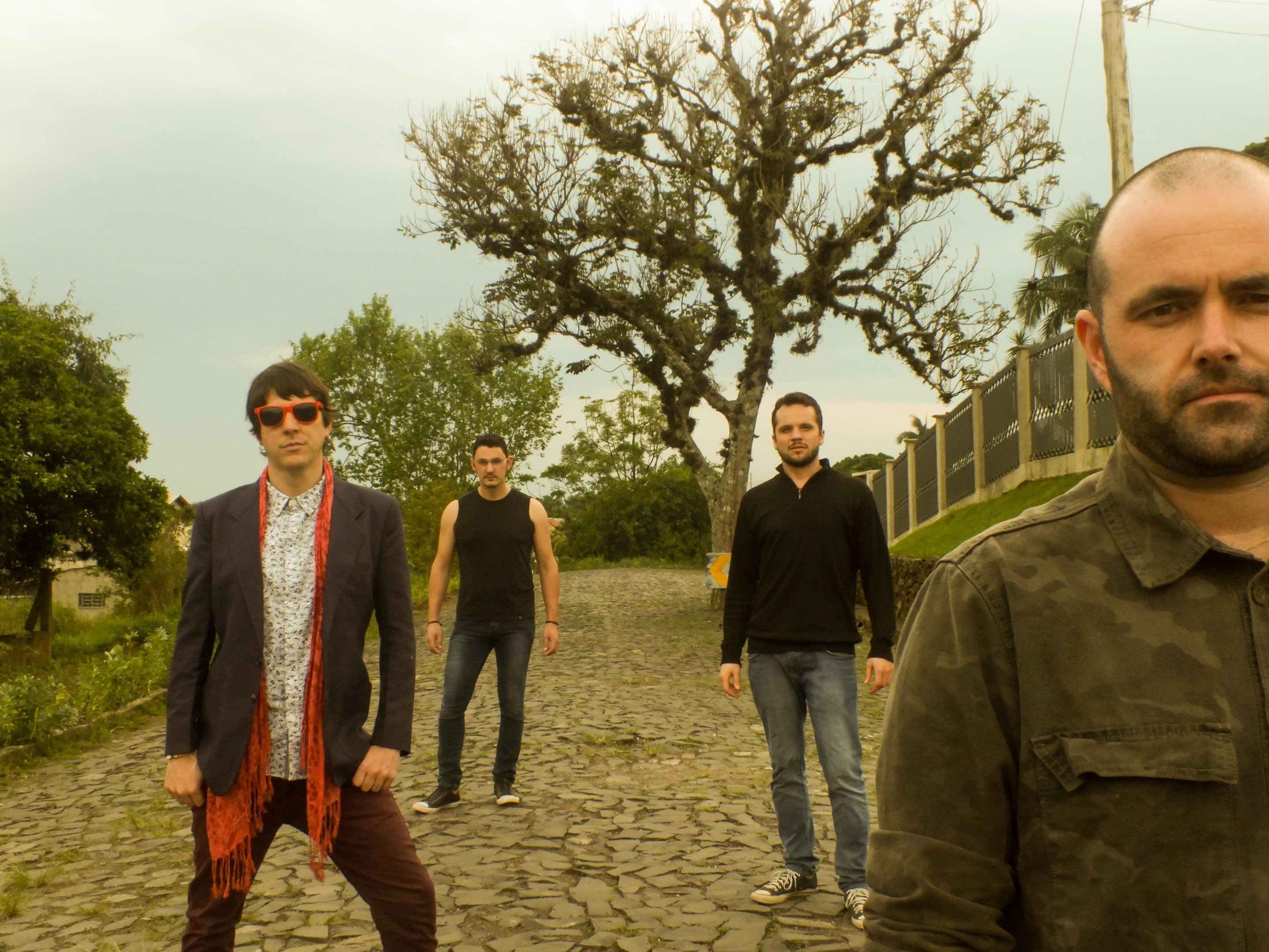 Som do grupo apresenta elementos entre o Hard Rock e o Grunge, com elementos do Rock latino