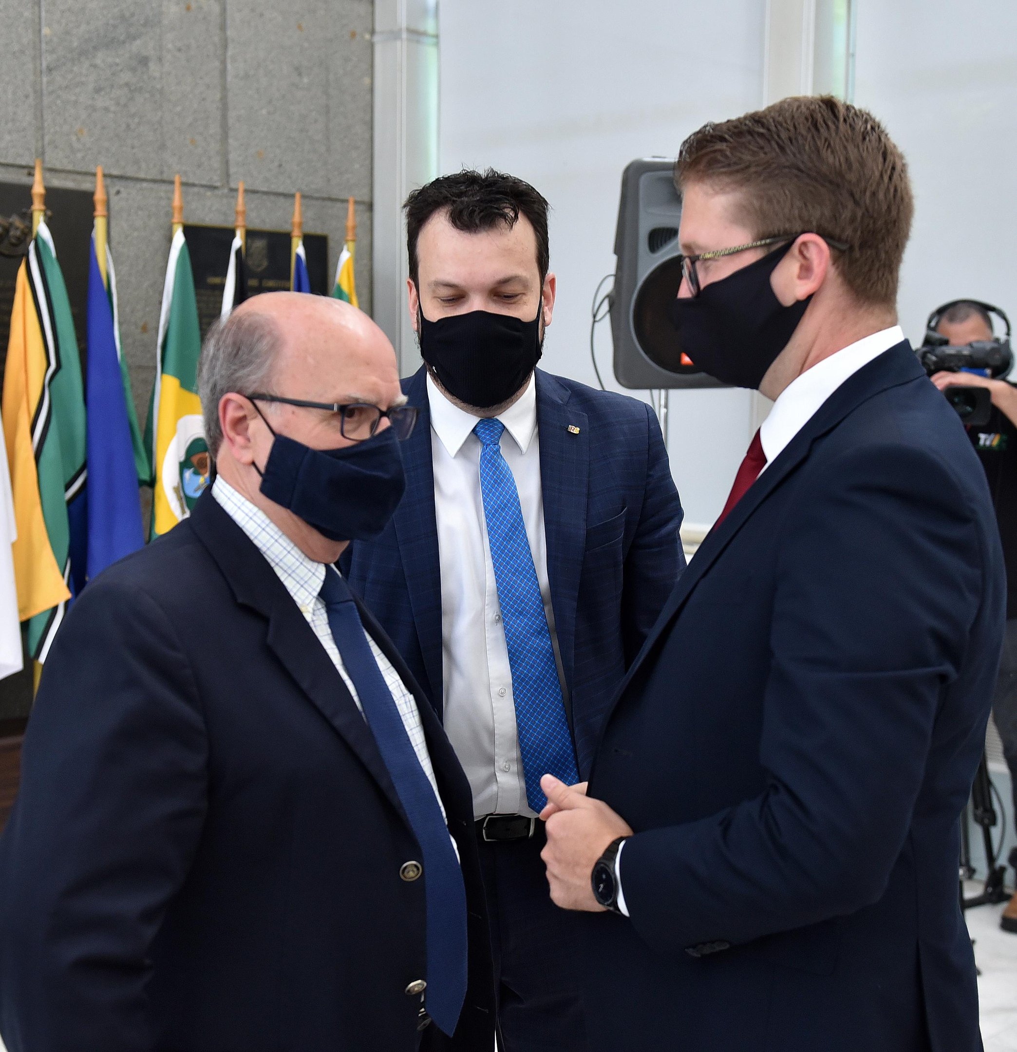 Ontem, na posse de Beto Fantinel (MDB) como deputado, Lemos (no centro da foto), foi uma das presen&ccedil;as que chamou a aten&ccedil;&atilde;o na cerim&ocirc;nia.