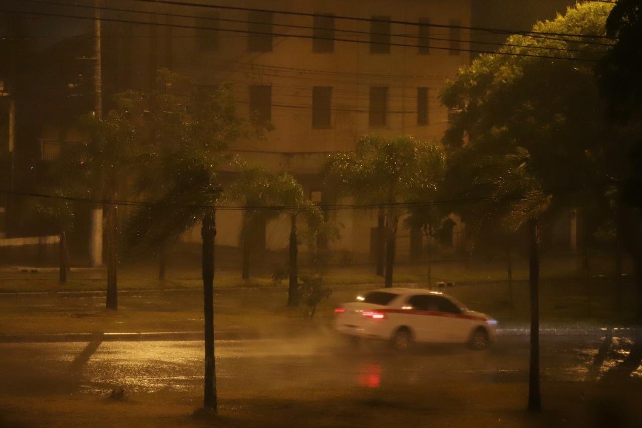 Temporais deixam 300 mil sem luz no sul do Estado
