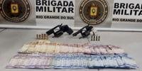 Em um dos flagrantes, dois revólveres calibres 32 e 38, nove munições e R$ R$ 338,00 em dinheiro foram apreendidos