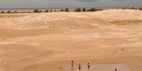 Mesmo com as chuvas do início da semana, o lago das dunas de Cidreira seco e virou apenas uma poça, mas segue atraindo turistas