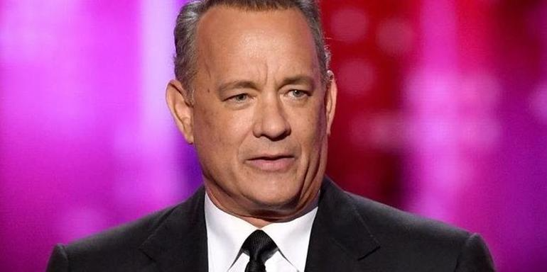 Tom Hanks participa de programa transmitido nas principais emissoras de televis&atilde;o americanas