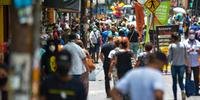 Movimento no comércio de Porto Alegre segue aumentando e com as pessoas usando máscaras e o álcool em gel