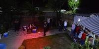 Em uma residência com piscina foi flagrada uma festa com quase 50 jovens