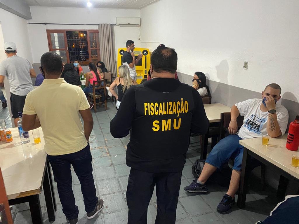 Um bar estava desrespeitando o hor&aacute;rio estabelecido e com mais de 50 pessoas no local