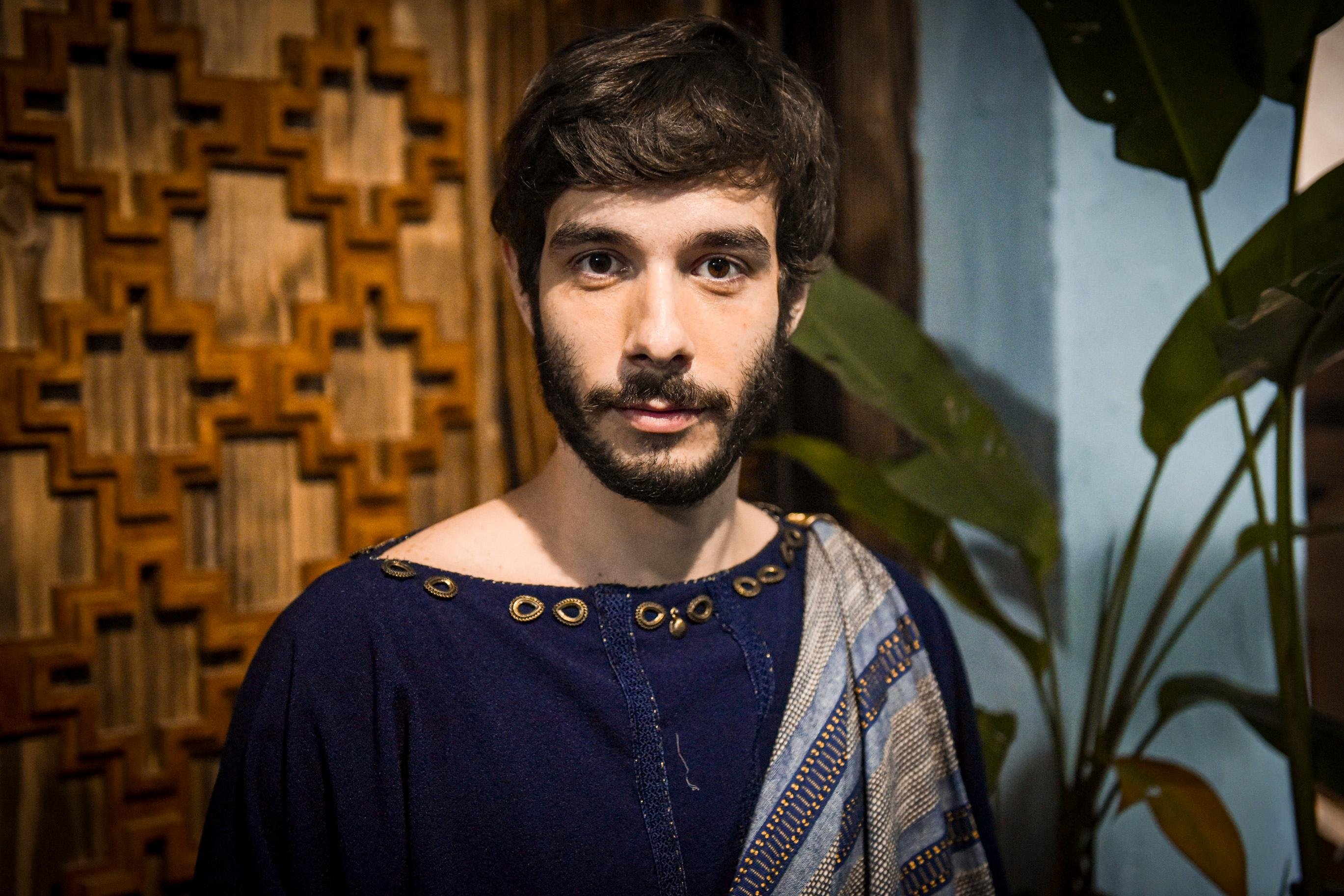 Ator Vitor Novello interpreta Abr&atilde;o na novela 'G&ecirc;nesis'