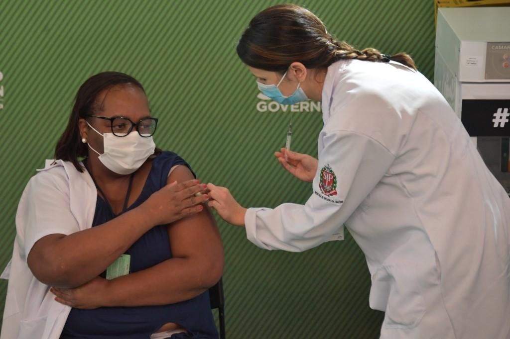 Enfermeira de 54 anos foi a primeira pessoa a ser vacinada no Brasil