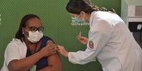 Enfermeira de 54 anos foi a primeira pessoa a ser vacinada no Brasil