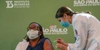 Mônica Calazans foi a primeira brasileira vacinada