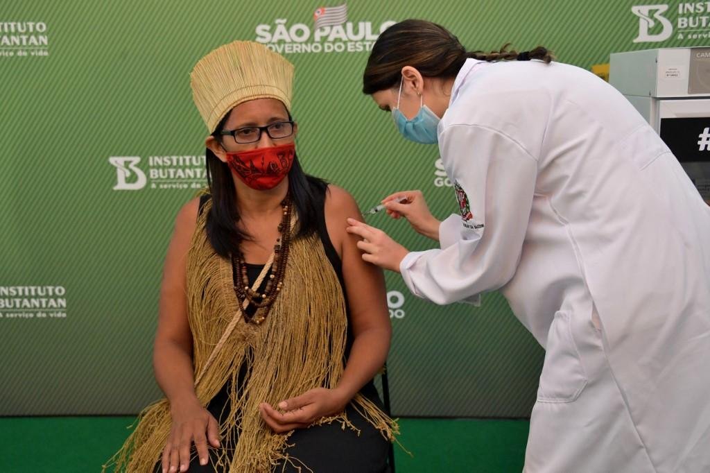 Vacina&ccedil;&atilde;o com a CoronaVac come&ccedil;ou nesse domingo em S&atilde;o Paulo