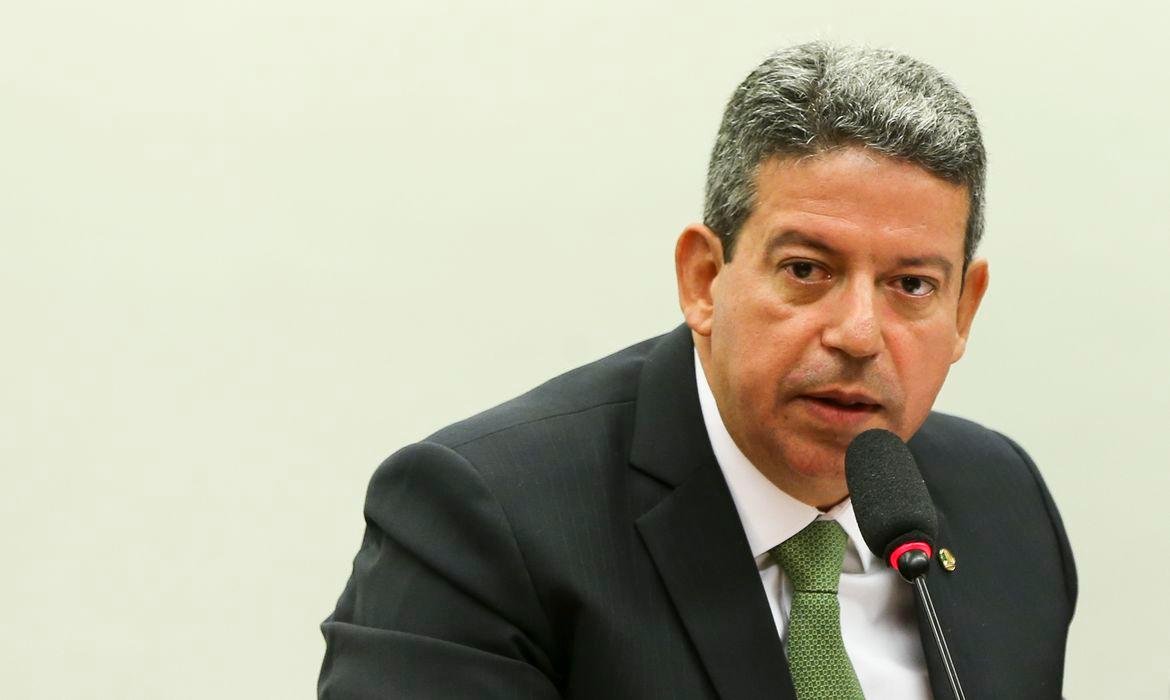 Lira diz que nenhum ministro est&aacute; imune &agrave; criticas