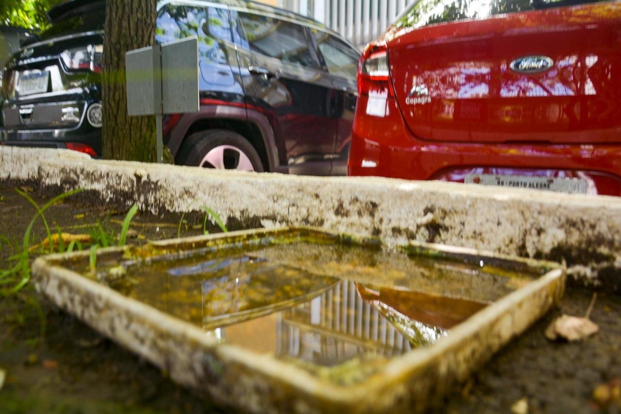 Recipiente com &aacute;gua acumulada, onde se proliferam as larvas do mosquito, foi encontrado na Secretaria Municipal de Sa&uacute;de