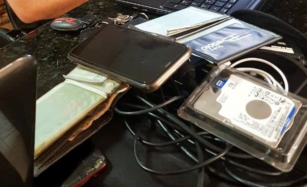 Documentos, computadores, m&iacute;dias e celulares est&atilde;o entre o material apreendido