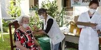 Célia Nunes dos Santos, de 84 anos, foi a primeira a ser vacinada no Asilo Padre Cacique