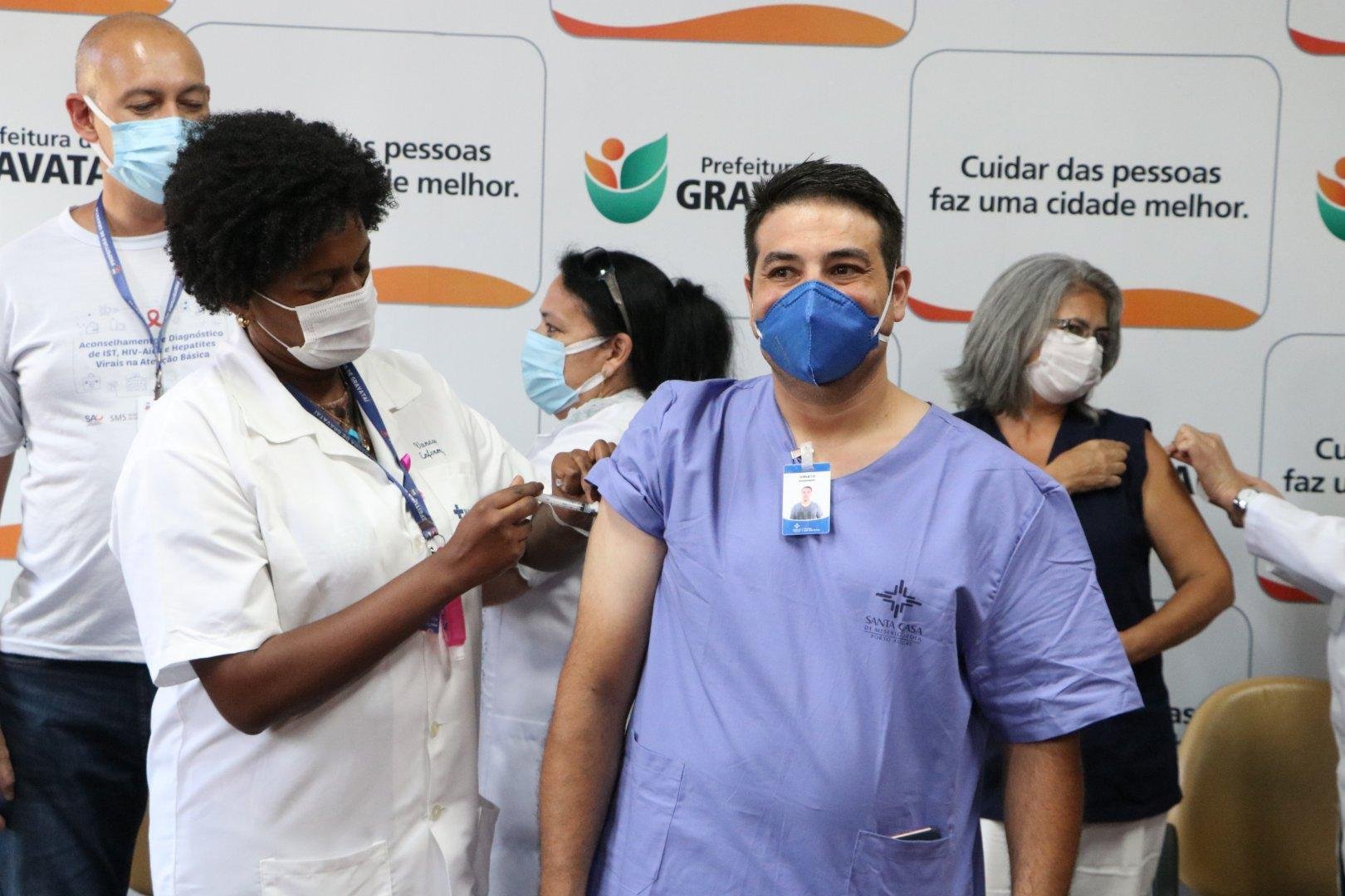 Quatro profissionais de sa&uacute;de foram os primeiros a receberem a dose da vacina em Gravata&iacute;
