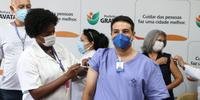 Quatro profissionais de saúde foram os primeiros a receberem a dose da vacina em Gravataí