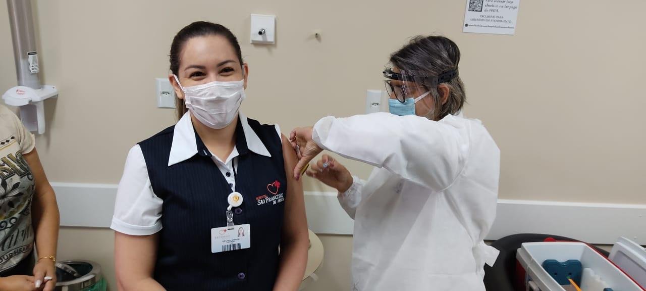 Enfermeira respons&aacute;vel pela UTI do Hospital S&atilde;o Francisco de Assis, Fernanda Amandio Velho, foi a primeira a ser vacinada em Parob&eacute;
