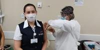 Enfermeira responsável pela UTI do Hospital São Francisco de Assis, Fernanda Amandio Velho, foi a primeira a ser vacinada em Parobé