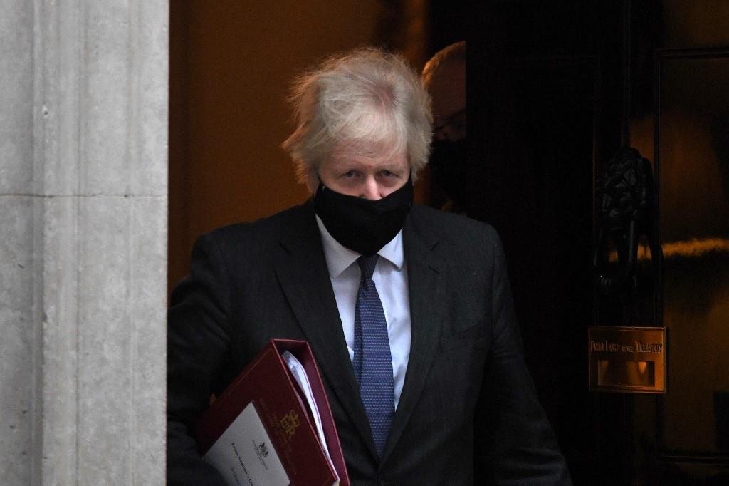 Primeiro-ministro brit&acirc;nico foi ao Parlamento defender medidas de seu governo no combate &agrave; Covid-19