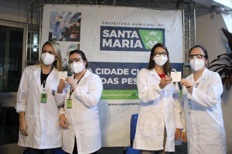 Ato simb&oacute;lico marcou o in&iacute;cio da vacina&ccedil;&atilde;o com enfermeiras em Santa Maria