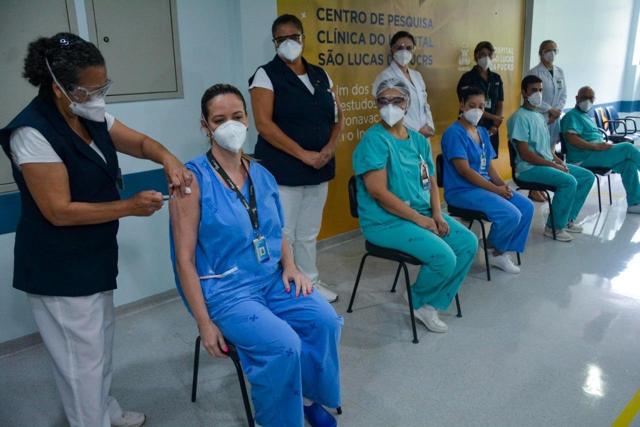 Profissionais da linha de frente do combate ao coronav&iacute;rus foram os primeiros a serem vacinados no Hospital S&atilde;o Lucas