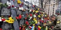 Foto de 20 de fevereiro de 2019 mostra homem colocando flores em homenagem no memorial dos ativistas de Maidan, referindo-se às pessoas mortas durante a manifestação antigovernamental de 2014