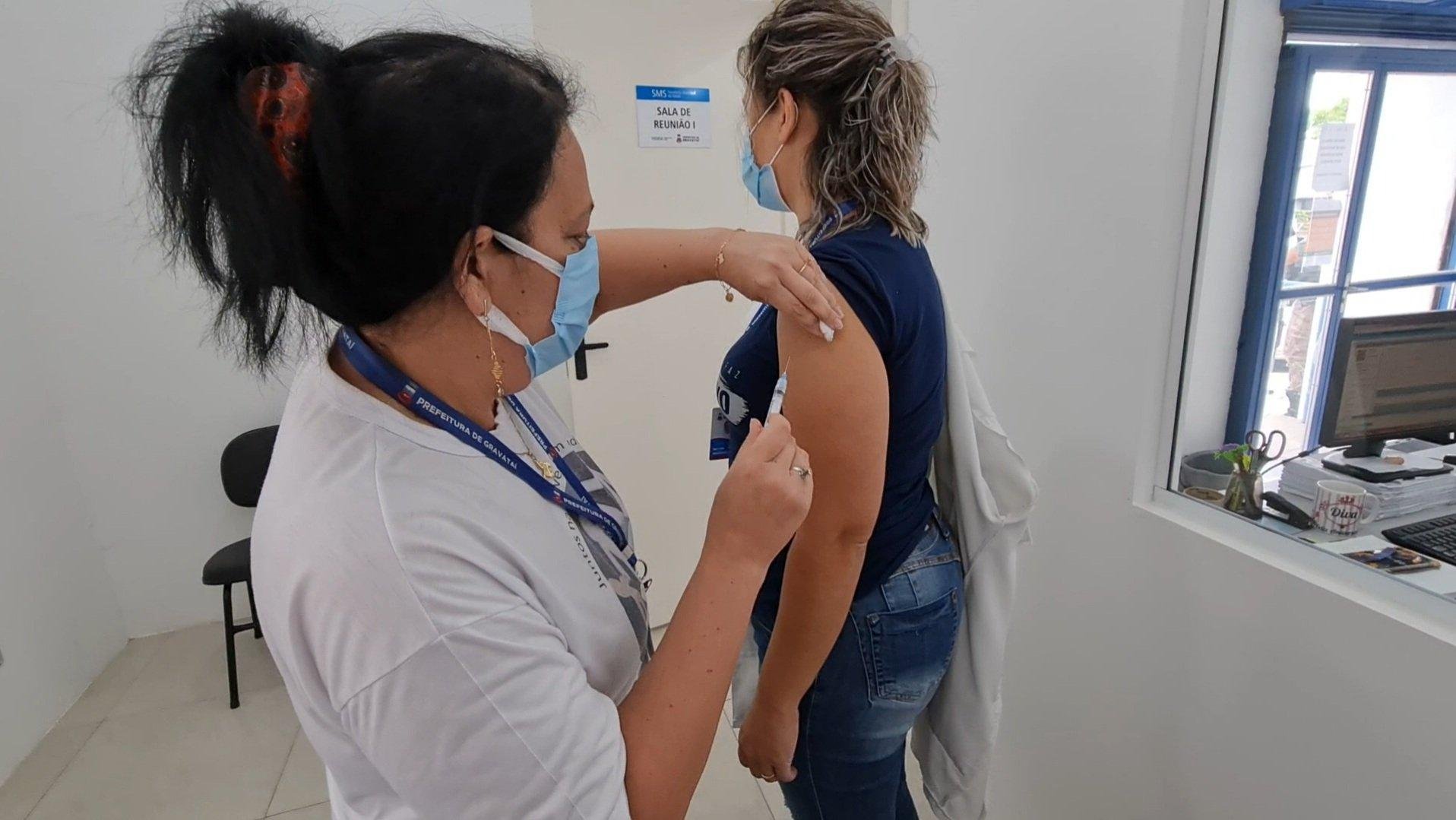 Expectativa da Prefeitura &eacute; que um ter&ccedil;o da popula&ccedil;&atilde;o de Gravata&iacute; receba a primeira dose at&eacute; o in&iacute;cio de junho